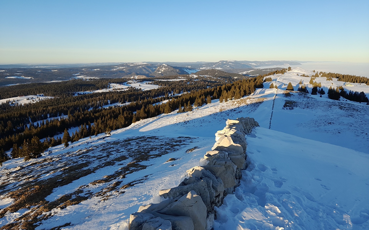 Les grands espaces du Jura Suisse en raquette