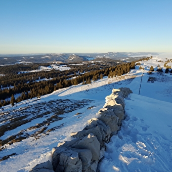 Les grands espaces du Jura Suisse en raquette - LE CHENIT
