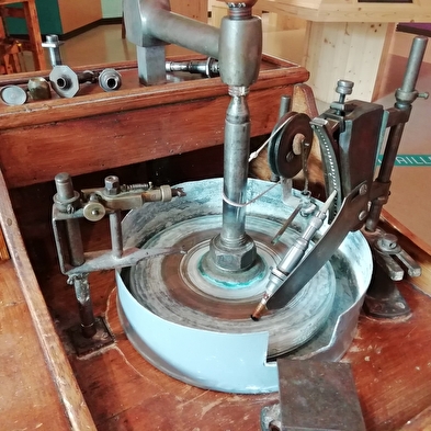 Lapidaire : Artisan de l'éclat et de la couleur