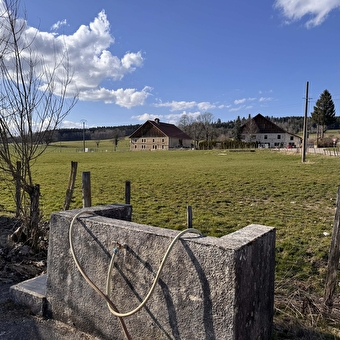 Aire de camping-cars - La Ferme des Ravières - ORCHAMPS-VENNES